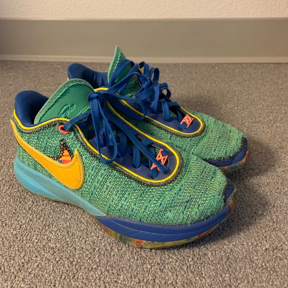 Nike LeBron 20 SE (Special Edition) Kaleidoscope Youth/Grade School Size 6.5